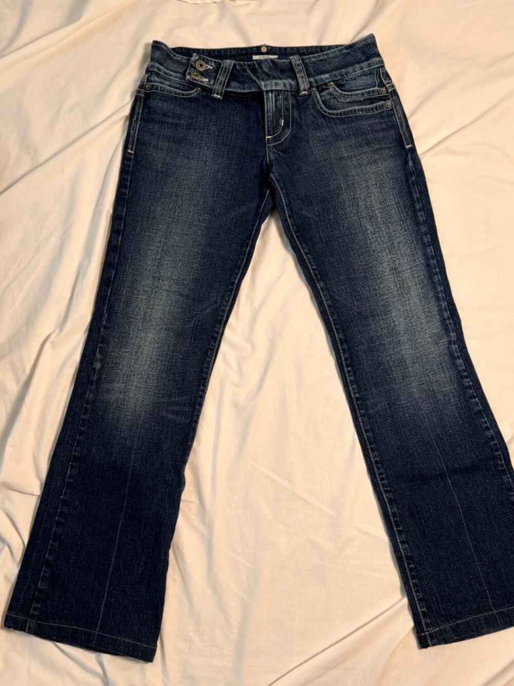 GUESS Jeans – Size 4 Petite Inseam – Dark Wash Low‑Rise Straight‑Leg Denim
